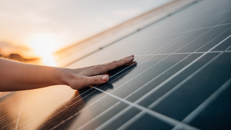 Vous êtes propriétaire d'une maison et envisagez d'installer des panneaux solaires sur votre toit ? Si vous sautez le pas, il se peut que vous incitiez (consciemment ou non) vos voisins ou vos proches à en faire de même !