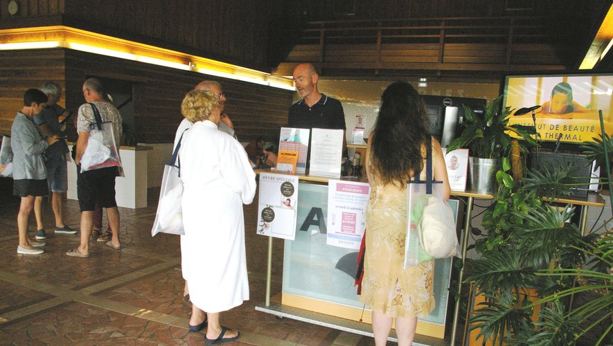 Le directeur Nicolas Jacquemin accueille les curistes arrivants.