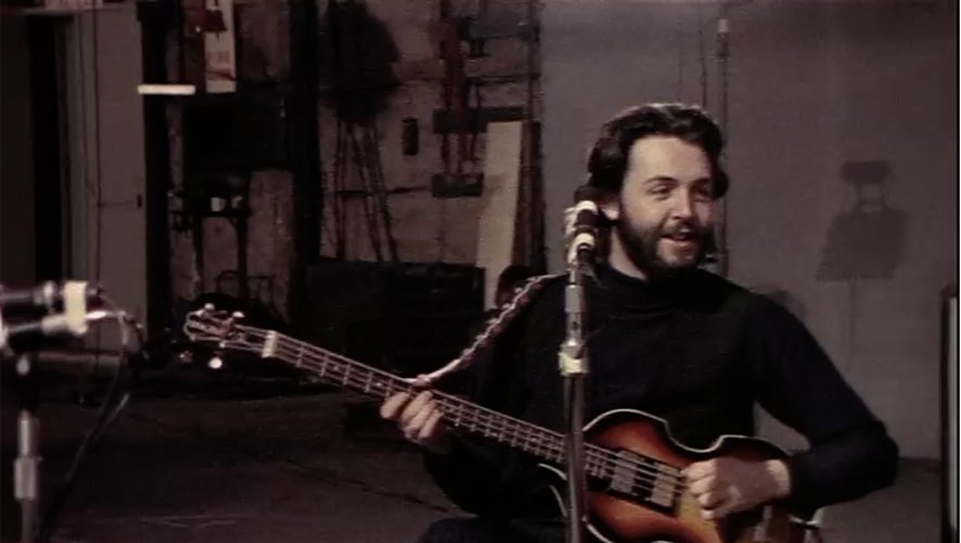 Paul McCartney avec sa basse disparue en 1969, peu avant sa disparition.