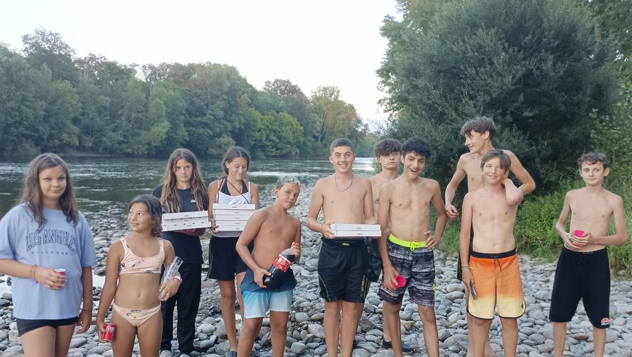 Les jeunes vacanciers au bord  de la Dordogne.