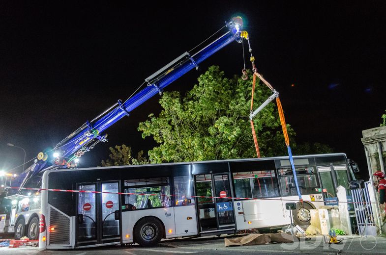 Une grue et une dépanneuse ont été nécessaires au dégagement du bus.