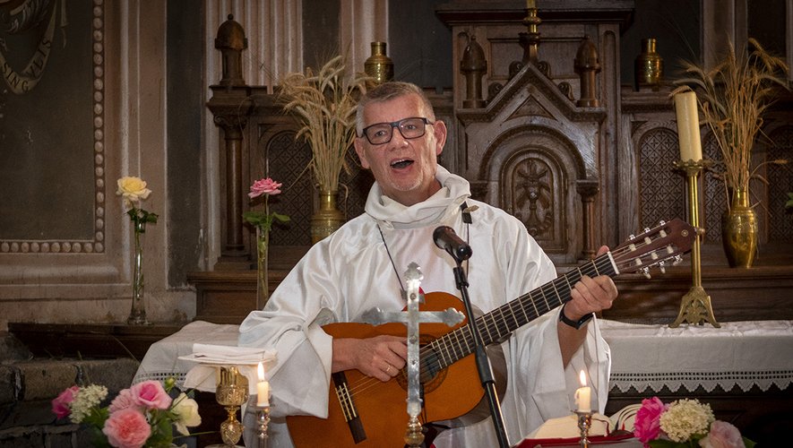 Le Père Marek et sa guitare  vont manquer ouailles.