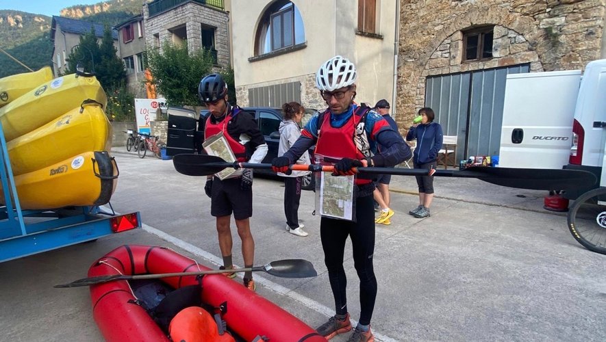 Les deux sportifs se préparentà l’épreuve de kayak.