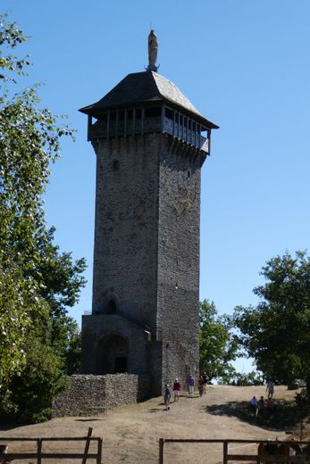 Faute de spectacle équestre, les pèlerins se sont promenés sur les sentiers et ont visité la tour.