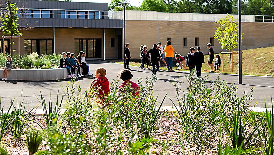 Les élèves ont profité hier, des nouvelles installations et une cour neuve pour la récréation.
