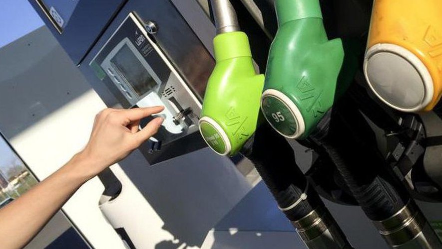 Dans plusieurs stations aveyronnaises, le carburant a franchi la barre des deux euros le litre.