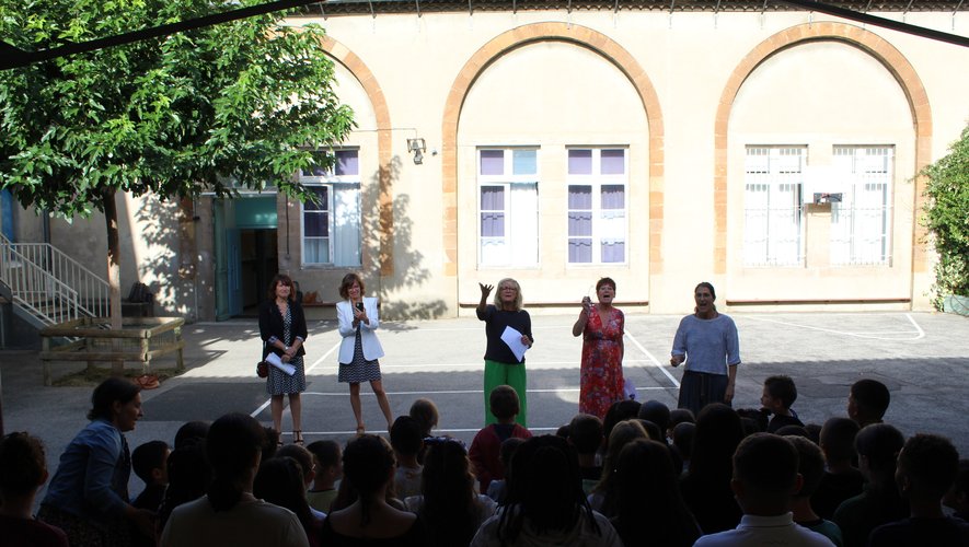 Une quarantaine d’enfants a fait démonstration de leurs talents vocaux dans la cour de l’école.