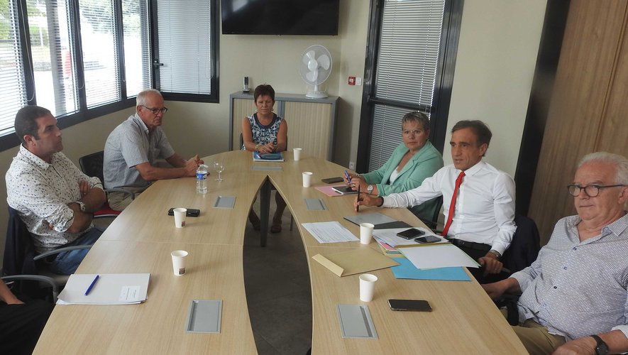 Le président du département entouré de maires du Causse Comtal.