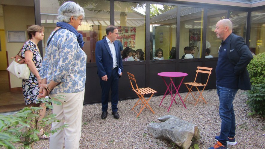 À Pierre-Puel, le directeurJ.-P. Alvernhe a fait visiterle patio rénové.