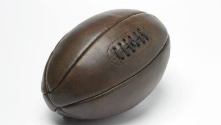 Ce serait un cordonnier de la ville de Rugby qui aurait créé le premier ballon ovale.