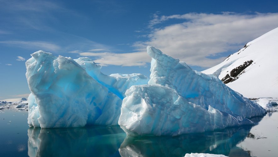 Le changement climatique est plus marqué aux pôles en raison d'un phénomène déjà connu dit d'amplification polaire, avec la fonte des neiges et des glaces qui réfléchissent la lumière du soleil.