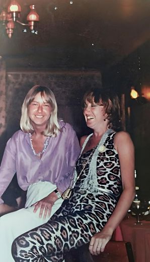 Geneviève Thibaux (à gauche) et une amie à Sydney, en 1975.