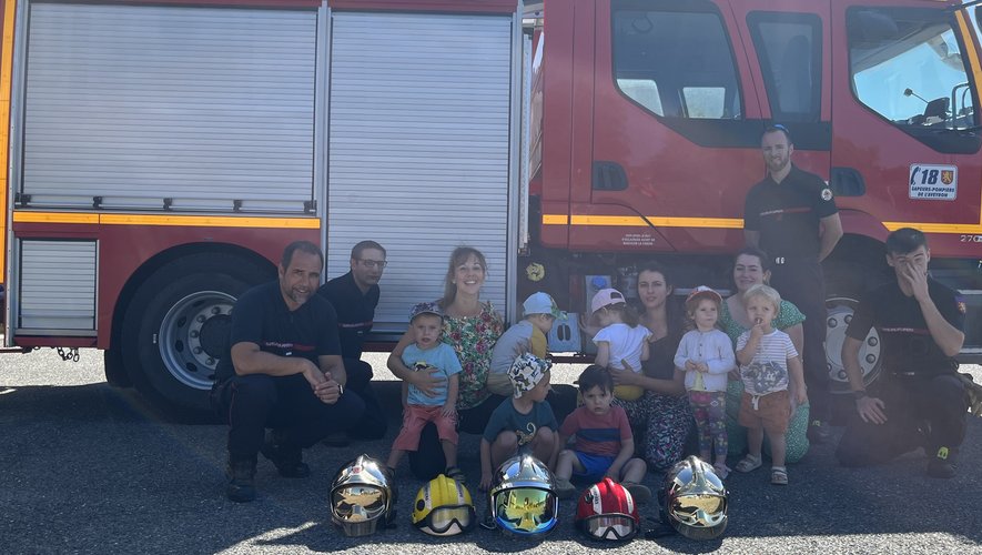 Les pompiers ont accueilliles enfants du pôle petite enfance.