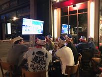 Bobs tricolores sur la tête, prêts pour l'ouverture.