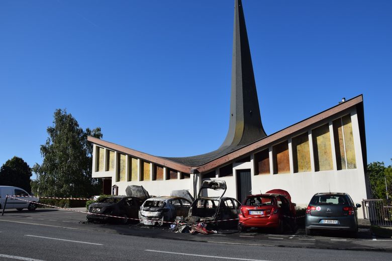 Les véhicules étaient stationnés devant l'église de Gourgan.
