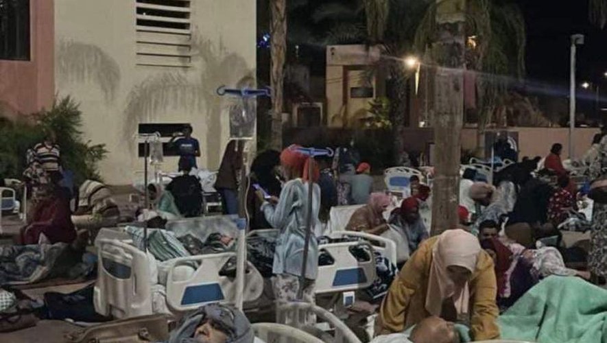 Un hôpital à ciel ouvert en pleine rue, après les terribles secousses.