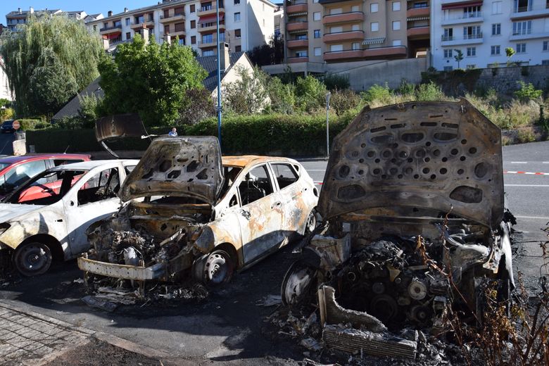 Trois véhicules ont été ravagés, le quatrième plus légèrement touché.