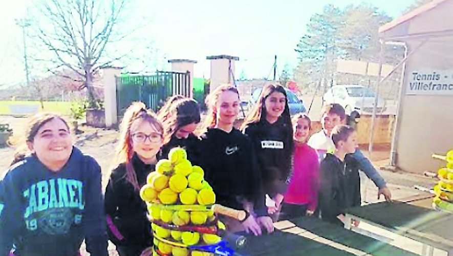 Les jeunes joueurs de l’école de tennis de Villefranche lors des précédentes saisons. Cette année, un nouvel entraîneur va les encadrer.