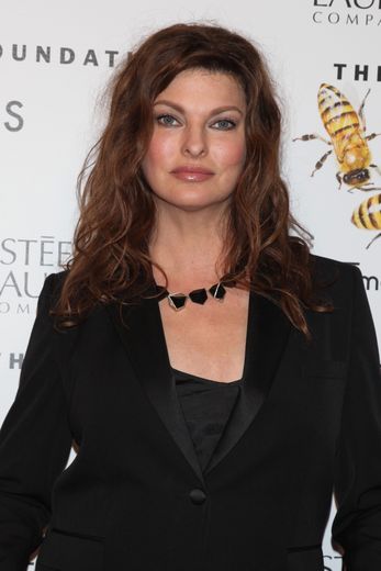 Linda Evangelista évoque sans restriction son combat contre le cancer.