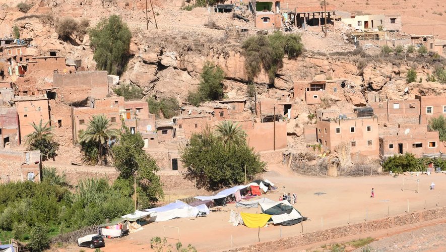 Plus de 48 heures après le séisme au Maroc, au moins 2 497 personnes sont mortes.