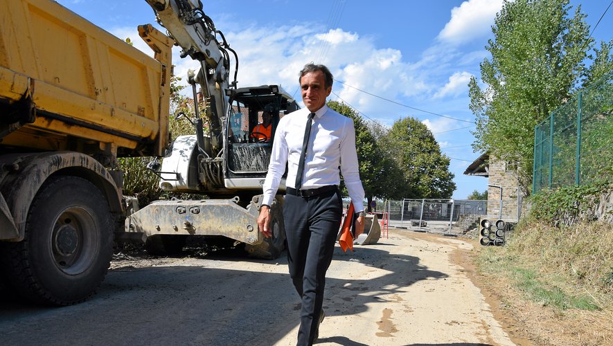 Comme un symbole, Arnaud Viala a fait sa rentrée politique sur un chantier routier : rue de la gare, à Luc-la-Primaube.