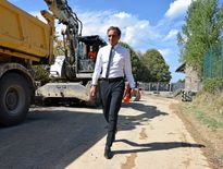 Comme un symbole, Arnaud Viala a fait sa rentrée politique sur un chantier routier : rue de la gare, à Luc-la-Primaube.