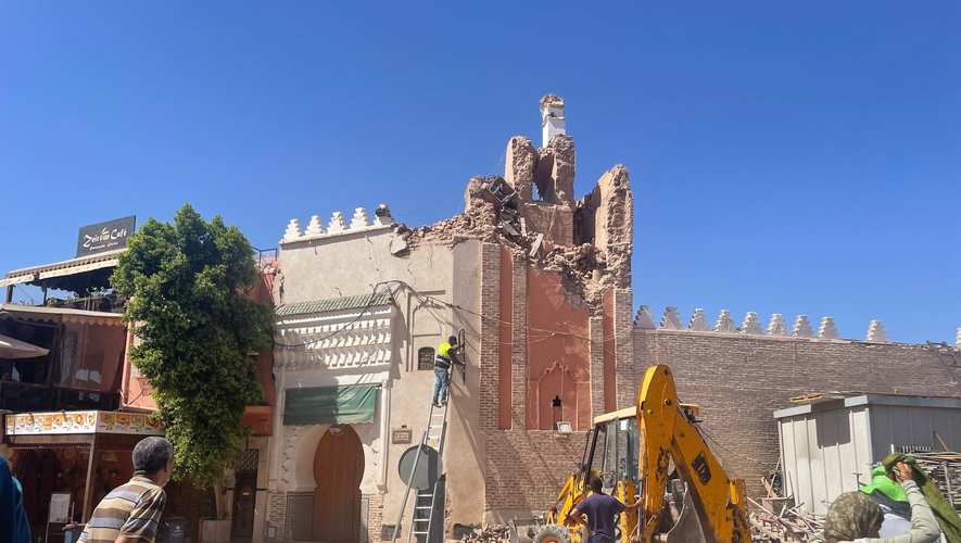 Une tour de la mosquée en partie détruite.