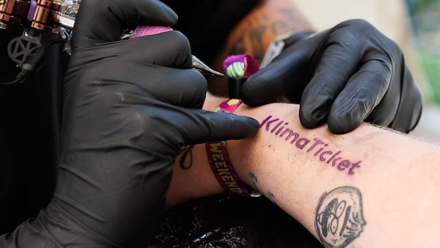 Des Autrichiens ont pu se faire tatouer "KlimaTicket" pour voyager toute l'année gratuitement.