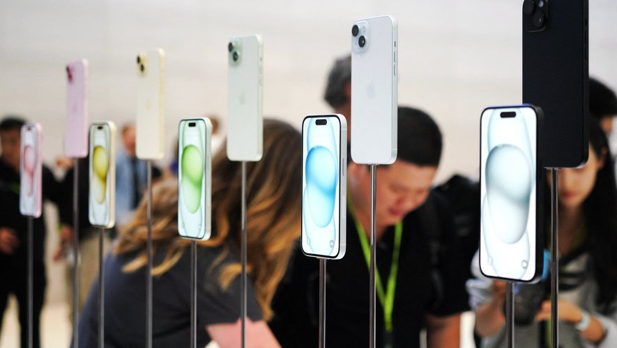 Le nouveau téléphone d'Apple est temporairement interdit à la vente en France.
