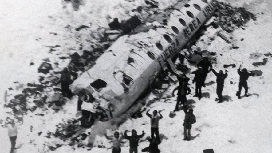 Considérés comme morts, les rescapés ont survécu pendant 72 jours à près de 4000 m d’altitude, dans des conditions impensables.