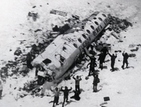 Considérés comme morts, les rescapés ont survécu pendant 72 jours à près de 4000 m d’altitude, dans des conditions impensables.