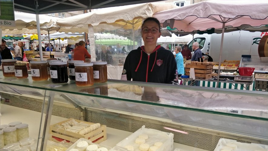 Pauline Regourd propose ses fromages et ses confitures sur le marché de Rodez depuis maintenant un an.