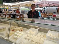 Pauline Regourd propose ses fromages et ses confitures sur le marché de Rodez depuis maintenant un an.