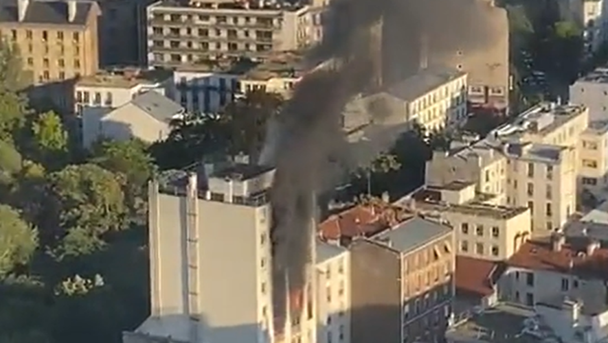 Plusieurs étages d'un immeuble sont en feu dans le 13e arrondissement de Paris.