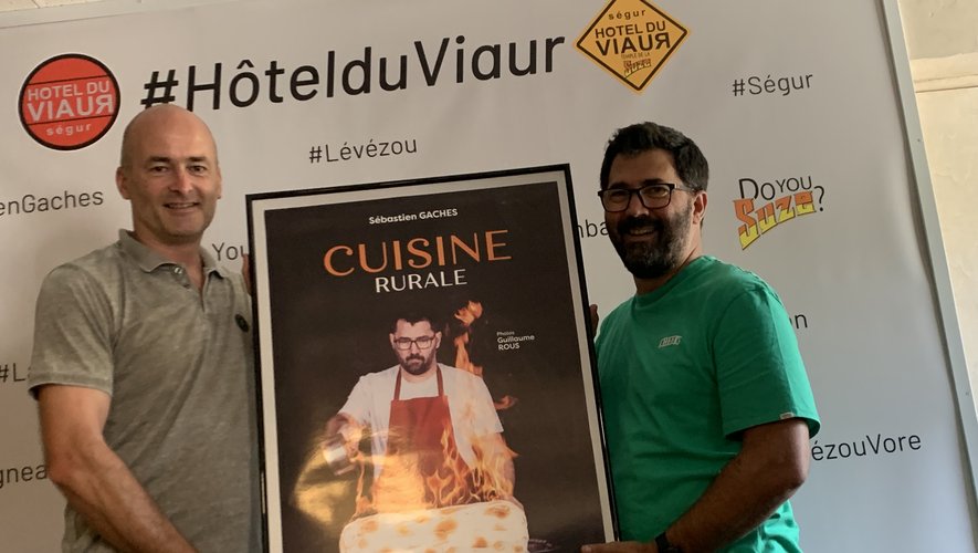 Guillaume Rous (à gauche) et Sébastien Gaches (à droite) fiers de présenter la couverture du livre « Cuisine rurale ».