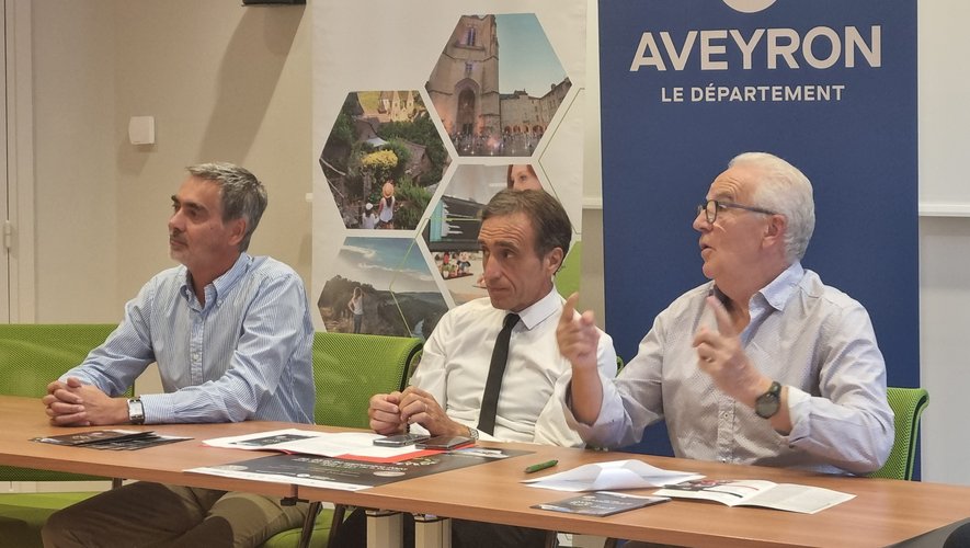 Arnaud Viala, président du Département, entouré de Pierre Censi et de Jean-Luc Calmelly, président d’Aveyron attractivité tourisme.