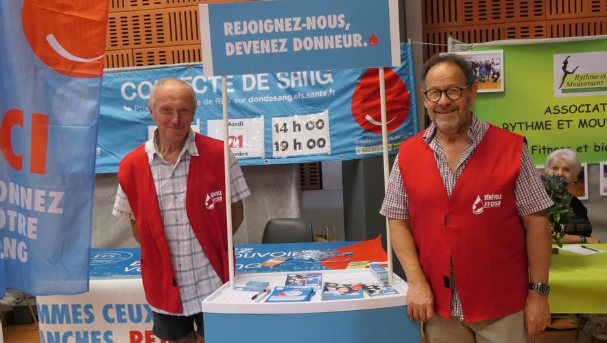Jean et Daniel devant leur stand pour sensibiliser les gens à donner leur sang lors de la journée Sports Santé et Bien-Etre.