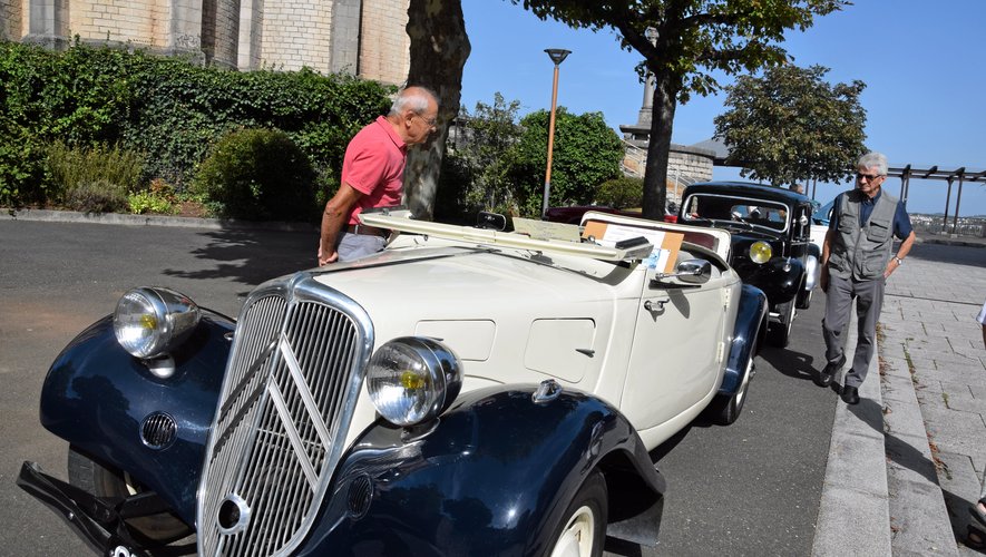 Ces passionnés redonnent vie à de magnifiques voitures, comme ici une traction avant cabriolet de 1936.