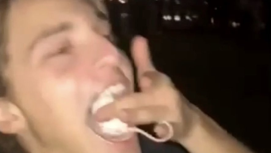 Sur la vidéo, un jeune homme apparaît en train de mettre le rongeur qui appartenait par ailleurs à l’une des élèves du lycée, dans sa bouche. 