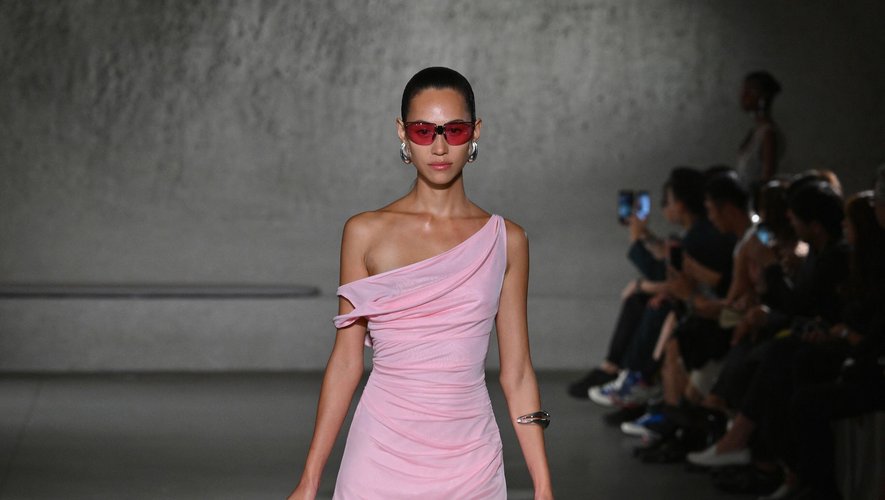 La robe babydoll remise au goût du jour et réinterprétée par Tory Burch à la Fashion Week de New York, pour la saison printemps-été 2024.