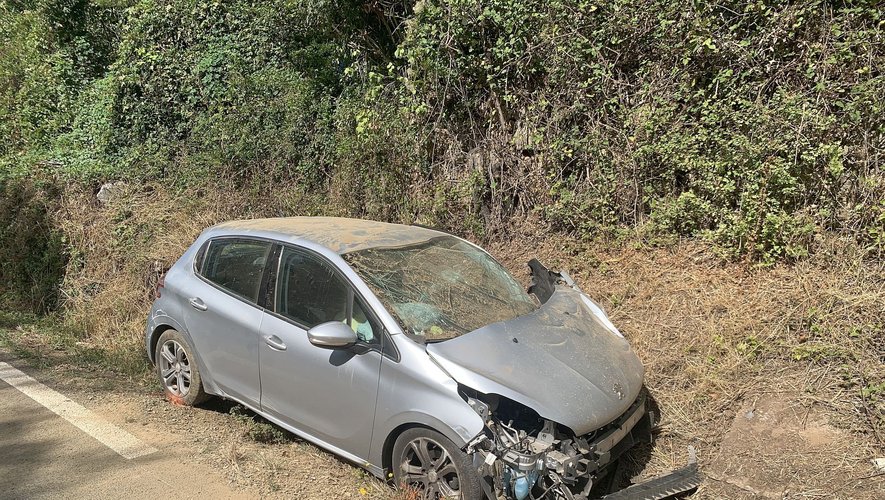 L'un des deux véhicules accidentés a terminé sa course dans le fossé.