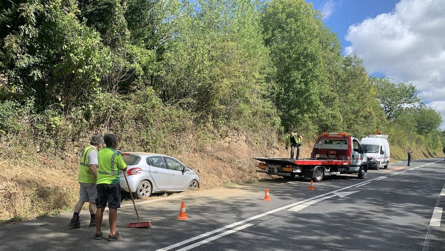 Les agents du service des routes du Département ont procédé au nettoyage de la chaussée.