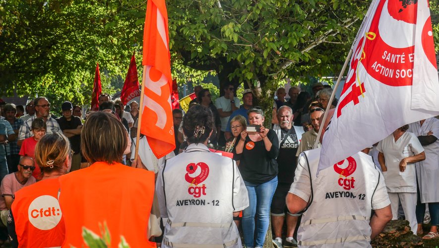 Plus de 400 personnes ont répondu à l’appel des syndicats hier pour défendre les Urgences de Decazeville.RBL.