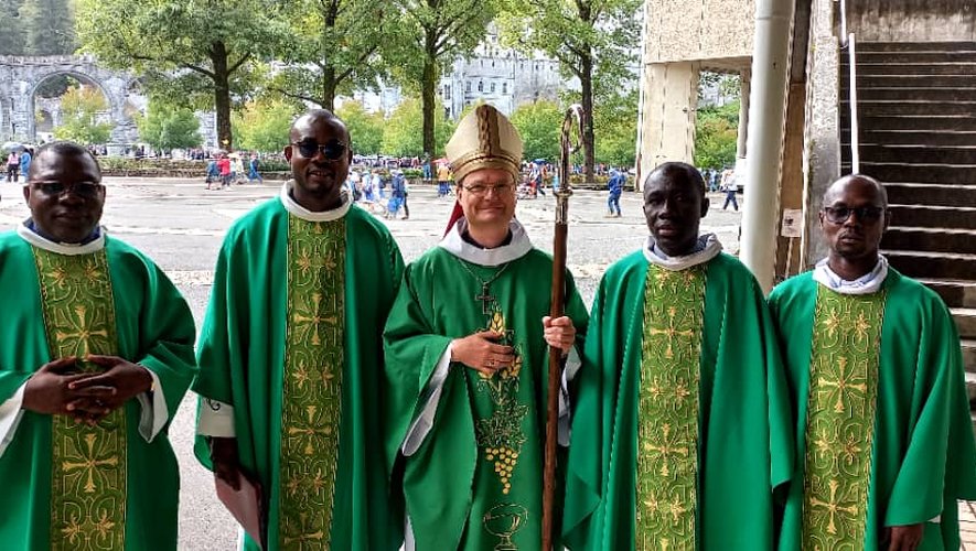 Célestin Amiry Ako, Désiré Siéi, Eric N'Cho Ambeu et Kan Christian Martial Konan avec Mgr Meyer lors du déplacement à Lourdes.