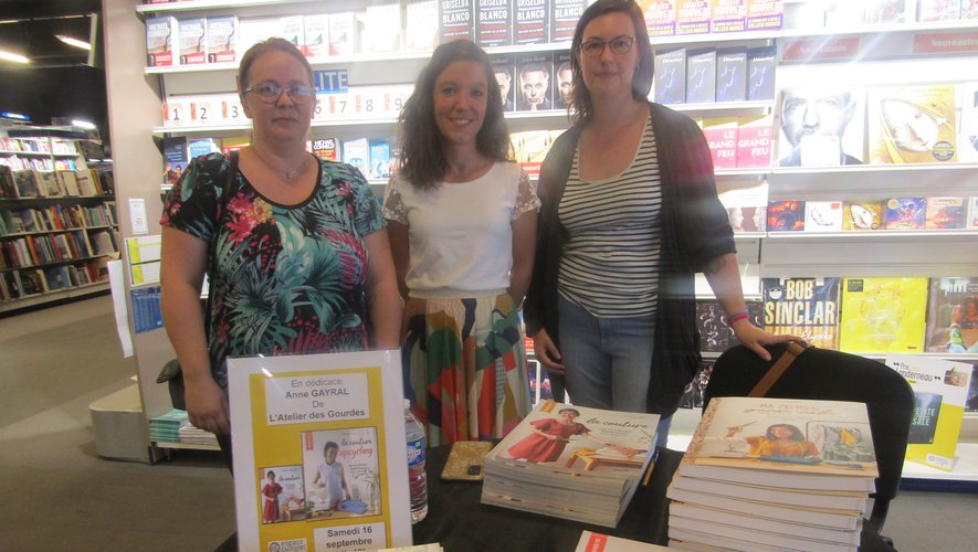 Anne Gayral (au centre) avec deux lectrices-couturières.