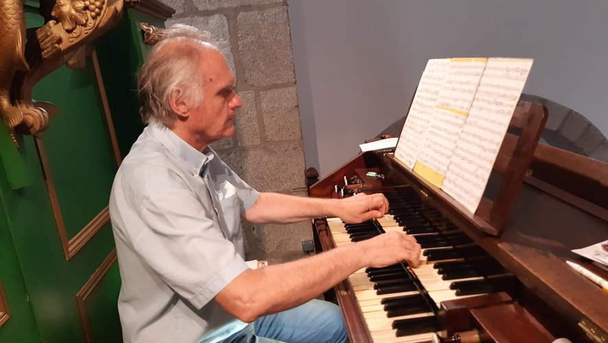 Franck Besingrand jouant de l’orgue d’Entraygues.