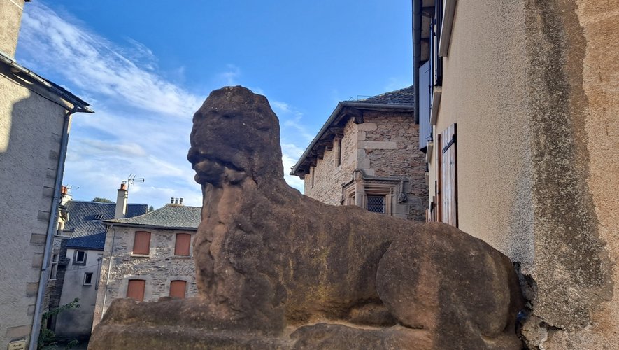 Sculpté à l’identique, le nouveau lion a trouvé sa place face au portail de l’église.