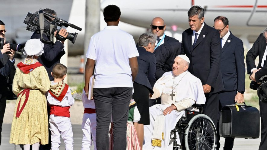 Le pape François est arrivé à Marseille, "pas en France".