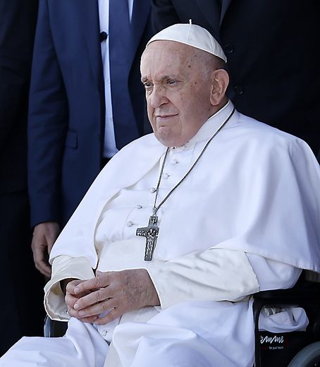 Le pape est arrivé à Marseille. Il doit tenir une messe historique au Vélodrome.