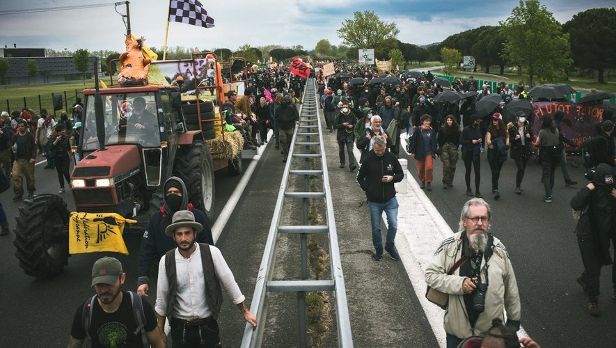 Le 22 avril 2023, environ 5000 personnes s'étaient mobilisées à Saïx dans le Tarn, pour protester contre la construction de l'autoroute A 69 entre Toulouse et Castres.